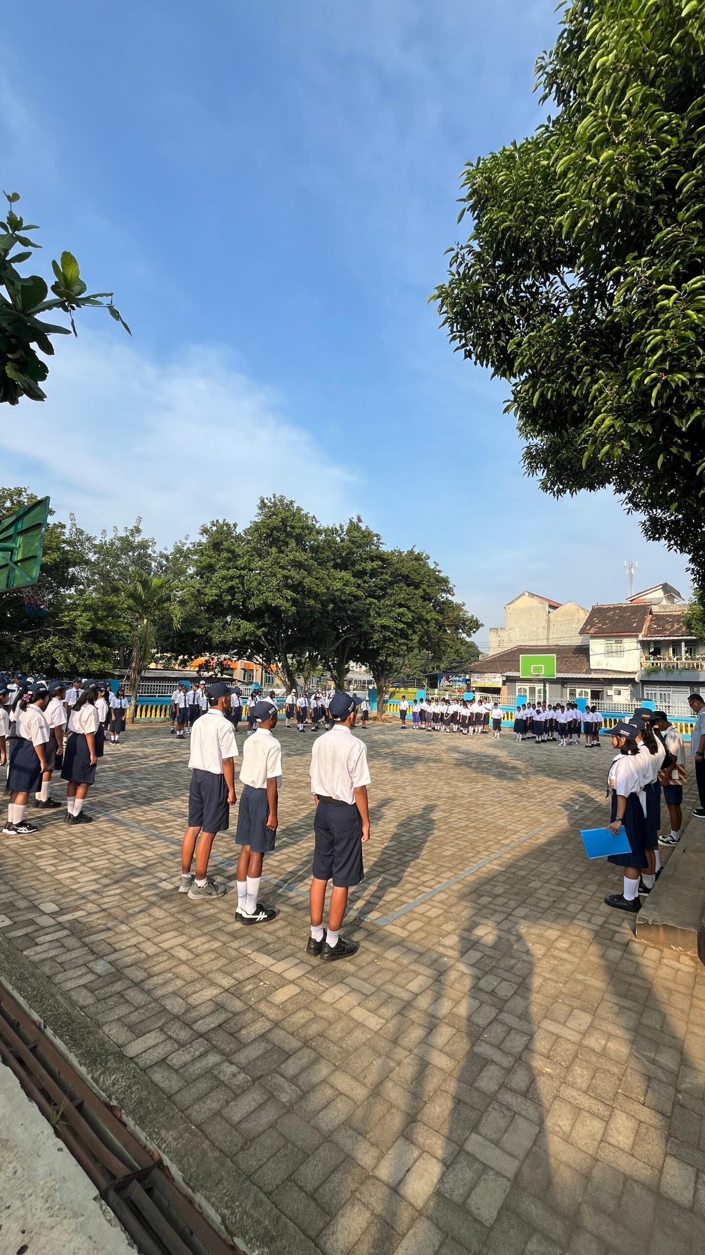Upacara Hari Pertama Masuk Sekolah Tahun Ajaran 2025/2026 di SMP Xaverius Kalirejo