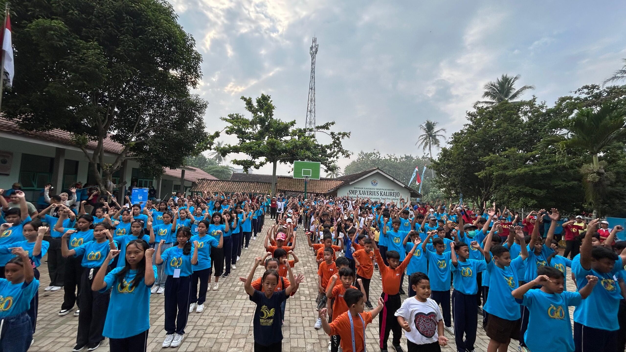 RATUSAN ORANG IKUTI JALAN SEHAT HUT SMP XAVERIUS KALIREJO